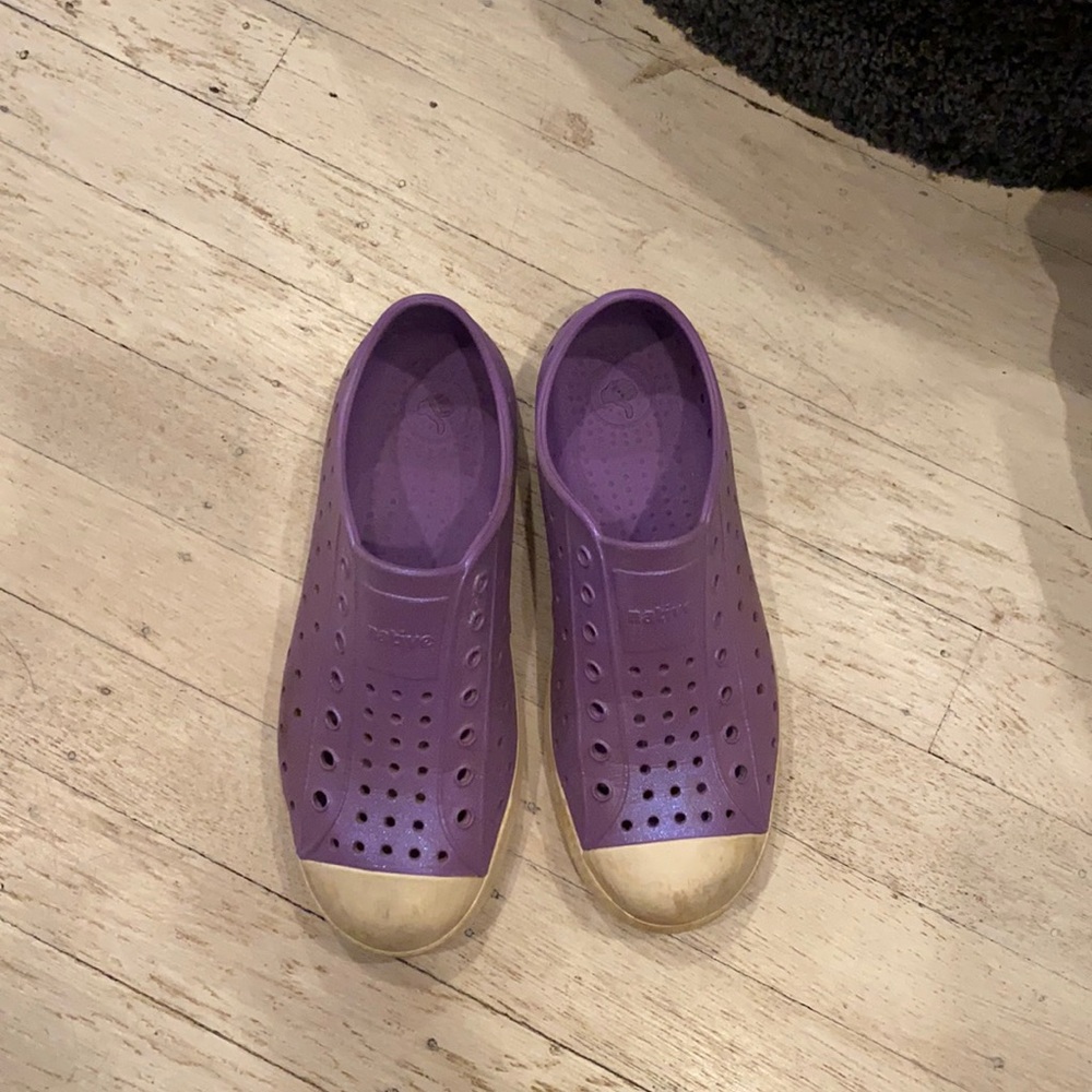 Native Jefferson purple perforated sparkle water/shoes sneakers size 3. UC
